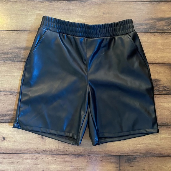 NWT black vegan leather shorts size medium 6.5” inseam $40 - Picture 2 of 2